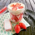 TIRAMISU FRAISES GARIGUETTES ET BISCUITS ROSES[...]