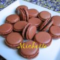 Macarons cacaotés, ganache chocolat violette