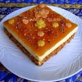 Gâteau décoré au praliné, compote d'abricot,[...]
