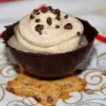 Dôme de mousse en chocolat et poires, chantilly[...]