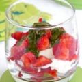 Fraises à la burrata et pesto de basilic sucré