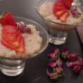 Riz au lait parfumé à la rose et aux fraises