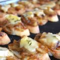 TARTINES D'OIGNONS CARAMÉLISÉS ET DE POMMES AU[...]