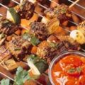 Brochettes marinées et coulis chaud de tomates