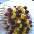 Brochettes Ananas Mariné & Raisins Noirs