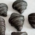 Les croissants noirs au charbon