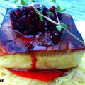 Pavés de tofu avec sauce aux framboises sur un[...]