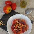 Salade de tomates, pêches, pois chiche et cumin