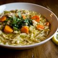 Soupe au poulet, à l'orzo et au citron