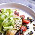 BAR EN RÔBE DE COURGETTES GRILLEES, TOMATE,[...]