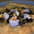 Pizza aux olives noires et aux herbes