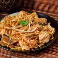 Nouilles chinoises au wok, oignons, dinde et[...]