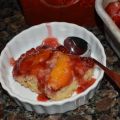 Gâteau renversé aux pêches et aux fraises