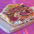 pizza au gorgonzola, figues, noix et jambon de[...]