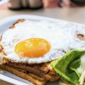 Croque-madame au chèvre, salami et chorizo