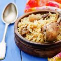 Riz pilaf au poulet, figues et raisins secs