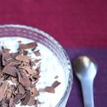 Lait caillé ou lait posé aux copeaux de chocolat