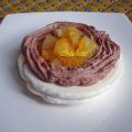 Grosse meringue garnie à l'ananas et mandarine,[...]