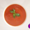 Soupe à la tomate, huile au basilic