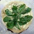 Pizza blanche à la roquette et au fromage de[...]