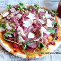 Pizza au carpaccio de boeuf et olives vertes /[...]