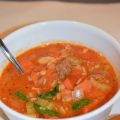 Soupe aux tomates, riz et saucisses