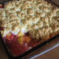 Cobbler aux pêches, framboises et gingembre.