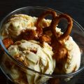 Crème glacée au caramel, aux pretzels et aux[...]