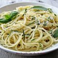 Spaghettini au beurre et aux herbes fraîches