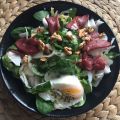 Salade de mâche et endives, magret fumé.