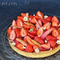 Tarte rhubarbe / fraises / amandes