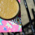 Smoothie jaune aux pousses de pois