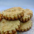 petits biscuits  à la confiture [d'abricot]