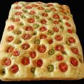 Focaccia pugliese aux olives et tomates,[...]