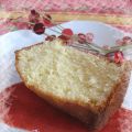 Cake à la crème avec coulis à la fraise
