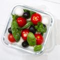 Salade de tomates cerises, basilic et mozzarella