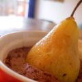 Poire pochée sur crème soyeuse chocolat[...]