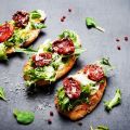 Tartines à la roquette, mozzarella et tomates[...]