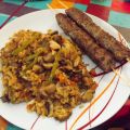 Brochettes de kebab avec riz aux légumes