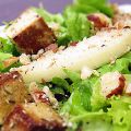 Salade verte au tofu fumé, poires et croûtons[...]