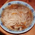 Soupe de nouilles udon au poulet et champignons[...]