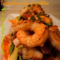 Tostadas aux crevettes et à la salsa d'avocat