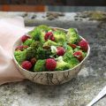 Salade de brocolis, framboises et amandes au[...]