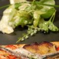 Tarte fine aux aubergines et anchois, salade d