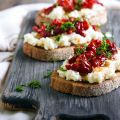 Bruschetta au chèvre, au poivron et au miel