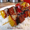Brochettes de tofu au miel et au sésame grillé