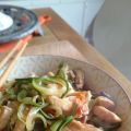 Lo mein de poulet aux spaghetti de courgettes