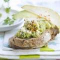 Tartines de poires au beurre d'avocat roquefort
