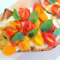 Bruschetta aux tomates cerises multicolores,[...]