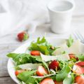 Salade d'été à la roquette et aux fraises